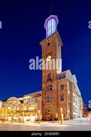 Die beleuchtete Rathausturm mit dem Einkaufszentrum Volme Galerie Friedrich-Ebert-Platz-Platz in der Abenddämmerung, Hagen Stockfoto