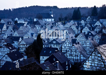 "Alter Flecken", Altstadt mit Fachwerkhäusern, in der Abenddämmerung, Freudenberg, Nordrhein-Westfalen, Deutschland Stockfoto