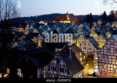 "Alter Flecken", Altstadt mit Fachwerkhäusern, in der Abenddämmerung, Freudenberg, Nordrhein-Westfalen, Deutschland Stockfoto