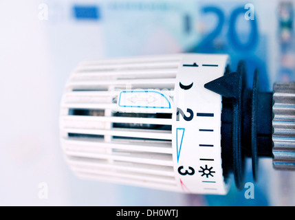 Thermostat vor einer Euro-Banknote, symbolisches Bild für Heizkosten, Deutschland Stockfoto