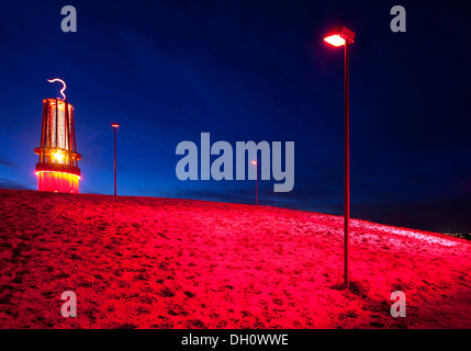 Geleucht, Skulptur in Form einer Grubenlampe beleuchtet auf Rheinpreussen Halde in Winter, Meerbeck, Moers Stockfoto