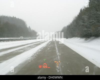 Fahren auf der Autobahn mit einem BMW 5er bei schlechtem Wetter, Head Up Display, unterzeichnen, Abstandsradar und Verkehr Stockfoto