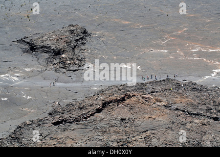 Wanderer im Kilauea-Iki-Krater des 1959 Ausbruch, Hawaii Volcanoes National Park, Big Island, Hawaii, USA Stockfoto