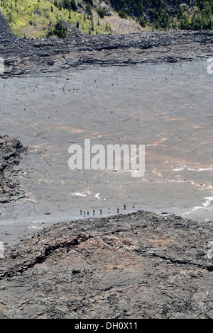 Wanderer im Kilauea-Iki-Krater des 1959 Ausbruch, Hawaii Volcanoes National Park, Big Island, Hawaii, USA Stockfoto