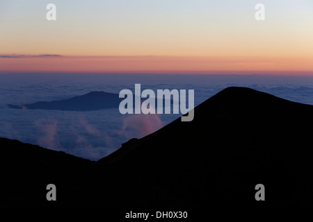 Hualalai Vulkan vom Gipfel des Mauna Kea bei Sonnenuntergang, Big Island, Hawaii, USA Stockfoto