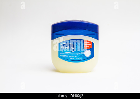 Vaseline in eine Reisegröße Stockfoto