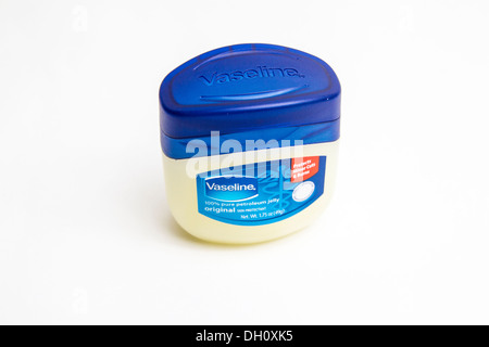 Vaseline in eine Reisegröße Stockfoto