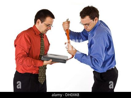 Geschäftsleute, die versuchen, einen Laptop zu knacken und Informationen stehlen Stockfoto