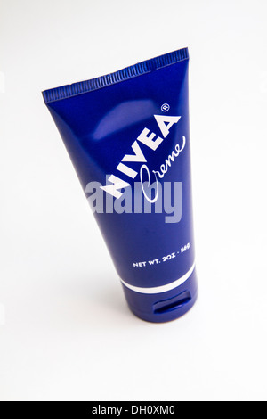 NIVEA Creme in eine Reisegröße Stockfoto