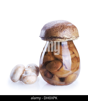 marinierte Champignons in das Glasgefäß und frische Pilze isolierten auf weißen Hintergrund Stockfoto