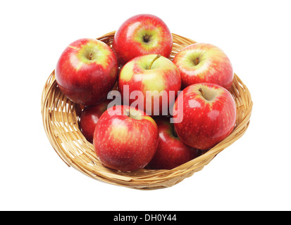 Rote Äpfel im Korb auf weißem Hintergrund Stockfoto