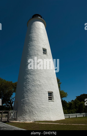 Ocracoke Island Lighthouse vor einem tiefblauen Himmel Stockfoto