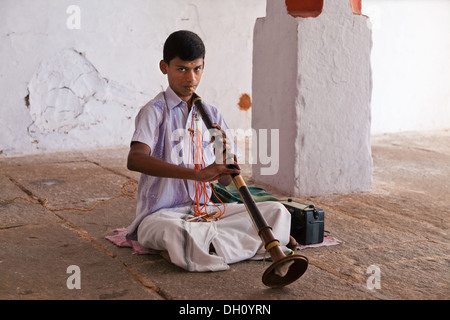 Nadaswaram junge Spieler in Indien Tempel Stockfoto