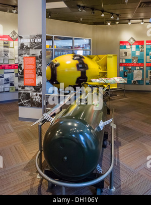 Modelle von Atombomben "Little Boy" und "Fat Man" fiel auf Japan in WWII, Bradbury Science Museum, Los Alamos, New Mexico, USA Stockfoto