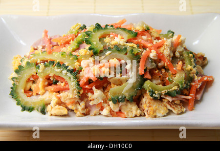 Goya Chanpuru (gebratene Bittermelone) Stockfoto