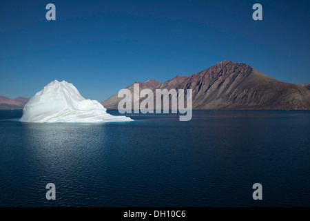 Leuchtend weiße Eisberg im Kaiser Franz Joseph Fjord, Grönland Stockfoto