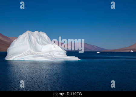 Leuchtend weiße Eisberg im Kaiser Franz Joseph Fjord, Grönland Stockfoto