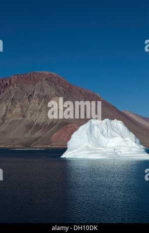 Leuchtend weiße Eisberg im Kaiser Franz Joseph Fjord, Grönland Stockfoto