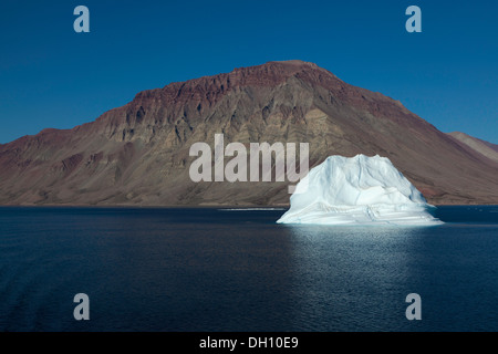 Leuchtend weiße Eisberg im Kaiser Franz Joseph Fjord, Grönland Stockfoto