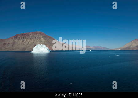 Leuchtend weiße Eisberg im Kaiser Franz Joseph Fjord, Grönland Stockfoto