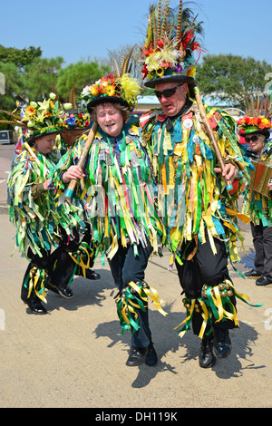 Morris tanzen Truppe auf der Strandpromenade Promenade, Skegness, Lincolnshire, England, Vereinigtes Königreich Stockfoto