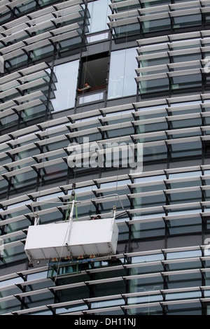 Fenster Reparatur an einem mehrgeschossigen Stockfoto