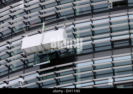 Fenster Reparatur an einem mehrgeschossigen Stockfoto