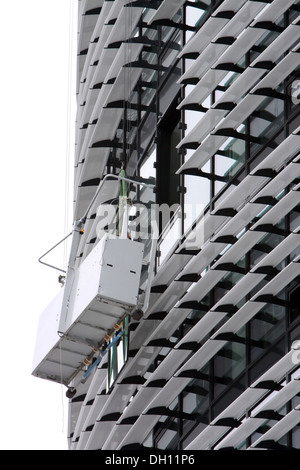 Fenster Reparatur an einem mehrgeschossigen Stockfoto