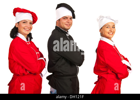 Glückliches Team von Köchen mit hintereinander isoliert auf weißem Hintergrund verschränkten Armen stehen Stockfoto