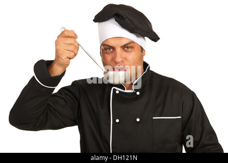 Koch Mann Geschmack Suppe aus Pfanne isoliert auf weißem Hintergrund Stockfoto