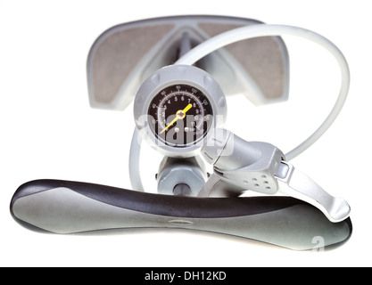 Draufsicht des Luft-Handpumpe mit Ventil und Manometer isoliert auf weißem Hintergrund Stockfoto