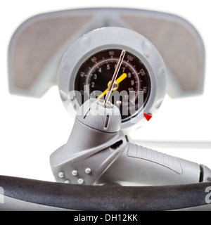 Ventil und Manometer manuelle Luftpumpe isoliert auf weißem Hintergrund hautnah Stockfoto