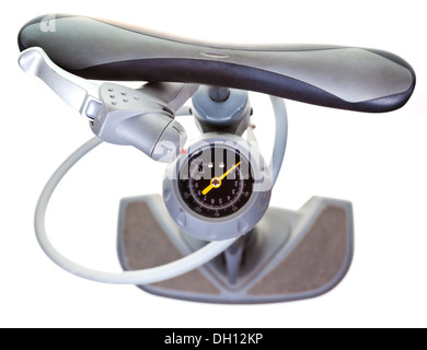 Draufsicht des Luft-Handpumpe mit Ventil und Manometer isoliert auf weißem Hintergrund Stockfoto
