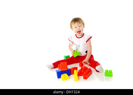 Babymädchen spielt mit Lernspielzeug Stockfoto