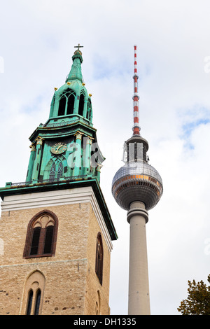 Fernsehturm Fernsehturm und Marienkirche in Berlin Stockfoto