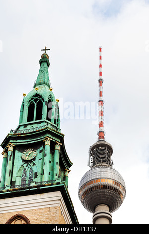 Fernsehturm Fernsehturm und st. Marien-Kirche in Berlin Stockfoto