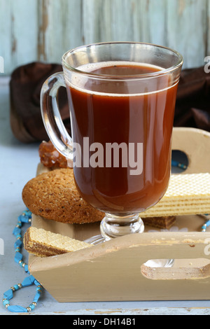 heißer Kakao in einem Glas auf Holztisch Stockfoto