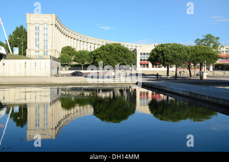 Postmoder, postmodernes neoklassizistisches Apartmentgebäude an der Esplanade Europe Antigone von Ricardo Bofill, reflektiert in River Lez, Montpellier Frankreich Stockfoto