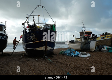 Hastings Angelboote/Fischerboote gezeichnet gut bis auf das Stade bei St Jude Sturm, 28. Oktober 2013 Stockfoto