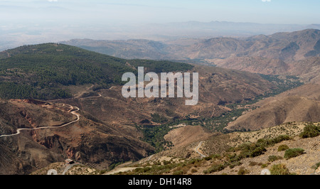 Blick vom Pass Tizi n'Test über den hohen Atlas Gebirge unterwegs nach Marrakesch, Marokko, Nordafrika Stockfoto