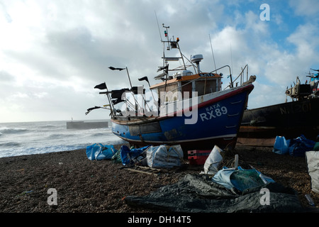 Angelboot/Fischerboot ausgearbeitet, auch das Stade bei Hastings bei windigem Wetter St Jude Sturm, 28. Oktober 2013 Stockfoto