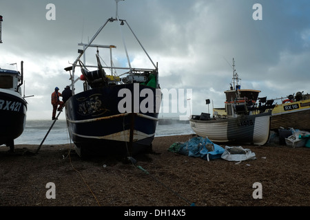 Hastings Angelboote/Fischerboote gezeichnet gut bis auf das Stade bei St Jude Sturm 28. Oktober 2013 Stockfoto