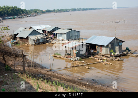 Häuser von Fischern schweben in den Mekong-Fluss in Kampong Cham, Kambodscha. Stockfoto