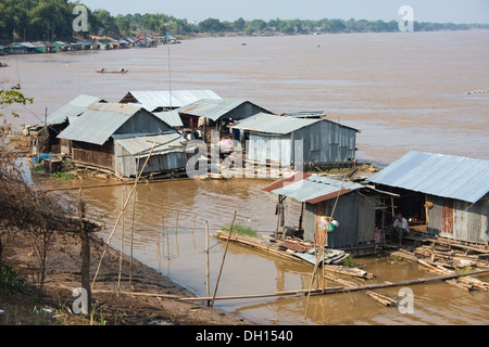 Häuser von Fischern schweben in den Mekong-Fluss in Kampong Cham, Kambodscha. Stockfoto