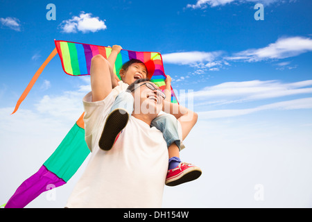 glücklicher Vater und kleine Mädchen mit bunten Drachen Stockfoto