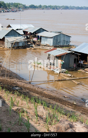 Häuser von Fischern schweben in den Mekong-Fluss in Kampong Cham, Kambodscha. Stockfoto