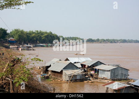 Häuser von Fischern schweben in den Mekong-Fluss in Kampong Cham, Kambodscha. Stockfoto