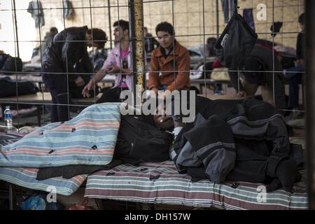 Elchovo, Bulgarien. 22. Oktober 2013. Migranten schlafen in eine umgebaute Turnhalle am 22. Oktober 2013 in käfigartigen Einheiten an der Grenze-Polizeistation in Elchovo, Bulgarien getrennt. In den letzten Monaten einen Zustrom von Syrer, Afghanen und afrikanische Menschen sind gekommen, über die Grenze Bulgariens Verhaftung und Asyl System belasten. Foto: Hilton/NurPhoto Jodi Jodi Hilton/NurPhoto/ZUMAPRESS.com/Alamy © Live-Nachrichten Stockfoto