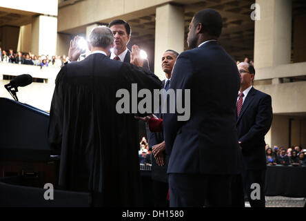 Washington DC, USA. 28. Oktober 2013. FBI-Direktor James Comey (2. L) beteiligt sich an einer feierlichen Vereidigung, amtierte von Richter John Walker (L), US-Präsident Barack Obama (3. L), Deputy FBI Director Sean Joyce (R) und Pfr. Robert Dortch (4 L) Schau auf das FBI-Hauptquartier 28. Oktober 2013 in Washington, DC. Comey wurde offiziell vereidigt als Direktor des FBI am 4. September, Robert Mueller Nachfolge als Direktor für 12 Jahre gedient hatte. © Dpa picture-Alliance/Alamy Live News Stockfoto