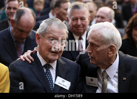 Washington DC, USA. 28. Oktober 2013. Ehemalige FBI Direktoren William Webster (3. R), William Sessions (R) und ehemaliger Attorney General John Ashcroft (2. R) besuchen die feierliche Vereidigung der FBI-Direktor James Comey im FBI-Hauptquartier 28. Oktober 2013 in Washington, DC. Comey wurde offiziell vereidigt als Direktor des FBI am 4. September, Robert Mueller Nachfolge als Direktor für 12 Jahre gedient hatte. © Dpa picture-Alliance/Alamy Live News Stockfoto